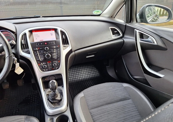 Opel Astra cena 25900 przebieg: 184000, rok produkcji 2014 z Szubin małe 191